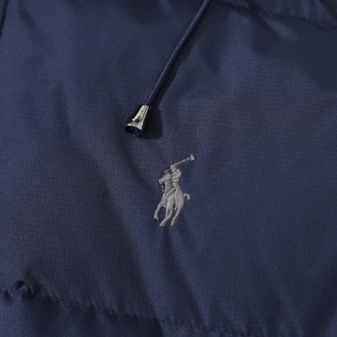 P680 #R58 Ralph Lauren/Ralph Lauren classic new down jacket jacket with detachable hood extra thick plush down jacket men's top "Thousands of stitches of electric embroidery, the logo is like a work of art" The imported Barudan embroidery machine is used to carve the classic polo logo with precision electric embroidery technology. Each letter is full and three-dimensional, with clear details, making it the "most expensive embroidered logo" on the down jacket, highlighting its extraordinary status. "75% national standard high-quality white duck down, light and heat-locking" is filled with 75% high-quality white duck down, which is light and pressure-free, but has excellent warmth retention. After compression, it can quickly rebound and become fluffy, say goodbye to bloat, embrace unburdened warmth, and face the cold winter without timidity. "Technical fabrics that protect against cold and wind and rain" · Long-lasting fluffy and non-stiffening, consistent thermal performance · 400T high-density gallbladder + pinhole retraction technology, completely say goodbye to velvet · Windproof and waterproof matte fabric with adjustable hem, easy to deal with bad weather "Five colors come together to interpret diverse styles" · White: pure first snow, fresh and versatile · Black: classic without limits, calm and atmospheric · Navy blue: low-key and elegant, suitable for both business and leisure · Sky blue: bright and healing, brightening up dull winter days · Khaki: retro and gentle, the first choice for urban wanderers "The details are authentic, the texture is everywhere" The original electroplated YK zipper is smooth and durable, the detachable hood can be worn multiple times, and the original hangtag and washable label ensure authentic quality. The same design for men and women makes it easy to control whether it is used as a couple's outfit or to create personal style, making it an indispensable fashion equipment this winter.  Color: Black, Navy, Khaki, White, Sky Blue Size: S M L